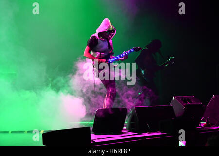 Toronto, Ontario, Kanada. 30. Oktober 2016. Kultige Rock-Gitarrist und Komponist STEVE VAI führten im Centre In The Square in Kitchener, Ontario, als Teil seiner "Leidenschaft und Kriegsführung 2016 World Tour" © Igor Vidyashev/ZUMA Draht/Alamy Live News Stockfoto