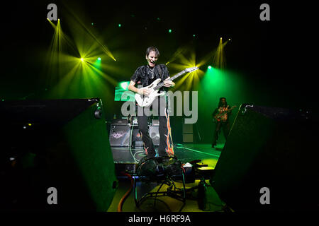 Toronto, Ontario, Kanada. 30. Oktober 2016. Kultige Rock-Gitarrist und Komponist STEVE VAI führten im Centre In The Square in Kitchener, Ontario, als Teil seiner "Leidenschaft und Kriegsführung 2016 World Tour" © Igor Vidyashev/ZUMA Draht/Alamy Live News Stockfoto