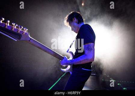 Toronto, Ontario, Kanada. 30. Oktober 2016. Kultige Rock-Gitarrist und Komponist STEVE VAI führten im Centre In The Square in Kitchener, Ontario, als Teil seiner "Leidenschaft und Kriegsführung 2016 World Tour" © Igor Vidyashev/ZUMA Draht/Alamy Live News Stockfoto