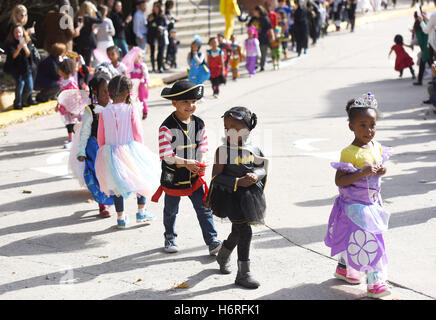 Washington, DC, USA. 31. Oktober 2016. Schüler besuchen eine Halloween-Parade in einer Grundschule in Arlington, Virginia, USA, 31. Oktober 2016. © Yin Bogu/Xinhua/Alamy Live-Nachrichten Stockfoto