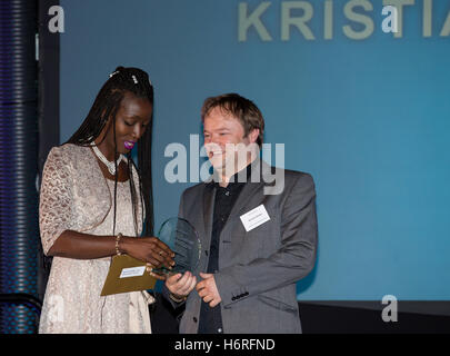 London, UK, 31. Oktober 2016, Sportler, Lesley Owusu stellt Kristian Brücke mit einem Team London Award im Rathaus, die Preise sind freiwilligen Anstrengungen zur Lebensqualität in den Kopf Credit erkennen: Keith Larby/Alamy Live News Stockfoto