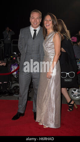 LONDON, ENGLAND - 31 Oktober: Sir Chris Hoy und Sarra Kemp besucht die Pride Of Britain Awards im Grosvenor House Hotel am 31. Oktober 2016 in London, England. Stockfoto