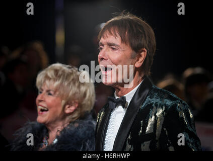 London, UK. 31. Oktober 2016. Gloria Hunniford und Sir Cliff Richard besuchen Sie die Pride Of Britain Awards im Grosvenor House Hotel in London, England am 31. Oktober 2016. Bildnachweis: Gary Mitchell/Alamy Live-Nachrichten Stockfoto