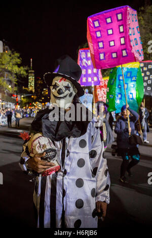 New York, USA. 31. Oktober 2016. Menschen beteiligen sich die jährliche Halloween-Parade in Manhattan, New York City, USA, 31. Oktober 2016. Bildnachweis: Li Muzi/Xinhua/Alamy Live-Nachrichten Stockfoto