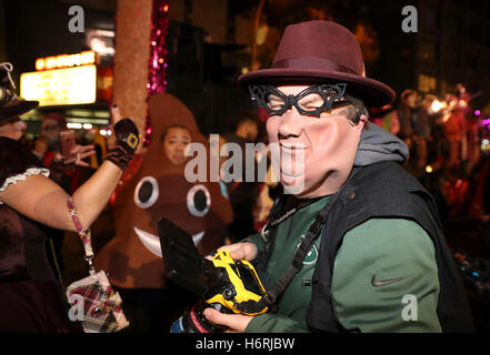 New York, USA. 31. Oktober 2016. Menschen beteiligen sich die jährliche Halloween-Parade in Manhattan, New York City, USA, 31. Oktober 2016. Bildnachweis: Wang Ying/Xinhua/Alamy Live-Nachrichten Stockfoto