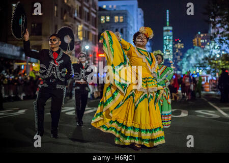 New York, USA. 31. Oktober 2016. Menschen beteiligen sich die jährliche Halloween-Parade in Manhattan, New York City, USA, 31. Oktober 2016. Bildnachweis: Li Muzi/Xinhua/Alamy Live-Nachrichten Stockfoto