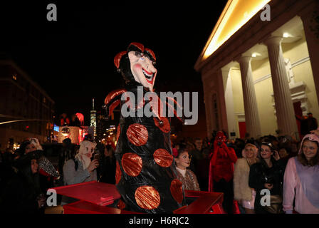 New York, USA. 31. Oktober 2016. Menschen beteiligen sich die jährliche Halloween-Parade in Manhattan, New York City, USA, 31. Oktober 2016. Bildnachweis: Wang Ying/Xinhua/Alamy Live-Nachrichten Stockfoto