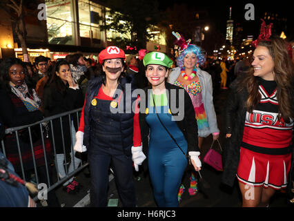 New York, USA. 31. Oktober 2016. Menschen beteiligen sich die jährliche Halloween-Parade in Manhattan, New York City, USA, 31. Oktober 2016. Bildnachweis: Wang Ying/Xinhua/Alamy Live-Nachrichten Stockfoto