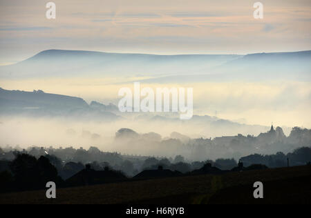 Morgennebel umgeben von Lewes, East Sussex, im Herzen der South Downs National Park Stockfoto