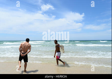 Ballina, New-South.Wales, Australien. 27. Oktober 2016. Surfer am Strand von Nordwand in Ballina, New South Wales, Australien, 27. Oktober 2016. Surfer sind nervös nach einer Reihe von Hai-Angriffe in der Gegend, während die Frage, wie Sie auf die Angriffe reagieren umstritten bleibt. Foto: Subel Bhandari/Dpa/Alamy Live News Stockfoto