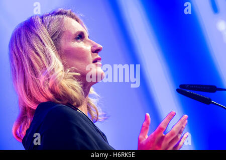 Hannover, Deutschland. 31. Oktober 2016. Deutsche Schauspielerin Maria Furtwaengler hält eine Rede nach Erhalt der Leibinz Ring, eine Auszeichnung für besondere Leistungen verliehen von der Presseclub Hannover seit 1997 in Hannover, 31. Oktober 2016. Furtwängler erhielt die Auszeichnung für ihre Arbeit zur Prävention von Gewalt gegen Kinder. Die original Ring, machte vor allem für Furtwängler, wurde gestohlen. Furtwängler war mit einer eilig gemachte Replik des Originals präsentiert. Foto: Hauke-Christian Dittrich/Dpa/Alamy Live News Stockfoto