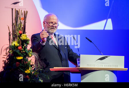 Hannover, Deutschland. 31. Oktober 2016. Jürgen Koester, Präsident der Presseclub Hannover, hält eine Rede im Rahmen einer Feierstunde anlässlich den deutschen Schauspielerin Maria Furtwaengler Eingang der Leibinz Ring, eine Auszeichnung für besondere Leistungen verliehen von der Presseclub Hannover seit 1997 in Hannover, 31. Oktober 2016. Furtwängler erhielt die Auszeichnung für ihre Arbeit zur Prävention von Gewalt gegen Kinder. Die original Ring, machte vor allem für Furtwängler, wurde gestohlen. Furtwängler war mit einer eilig gemachte Replik des Originals präsentiert. Foto: Hauke-Christian Dittrich/Dpa/Alamy Live News Stockfoto