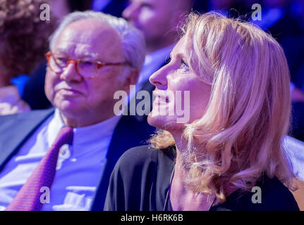 Hannover, Deutschland. 31. Oktober 2016. Deutsche Schauspielerin Maria Furtwaengler mit ihrem Ehemann, Verleger Hubert Burda, nach Erhalt der Leibinz Ring, eine Auszeichnung für besondere Leistungen verliehen von der Presseclub Hannover seit 1997 in Hannover, 31. Oktober 2016. Furtwängler erhielt die Auszeichnung für ihre Arbeit zur Prävention von Gewalt gegen Kinder. Die original Ring, machte vor allem für Furtwängler, wurde gestohlen. Furtwängler war mit einer eilig gemachte Replik des Originals präsentiert. Foto: Hauke-Christian Dittrich/Dpa/Alamy Live News Stockfoto