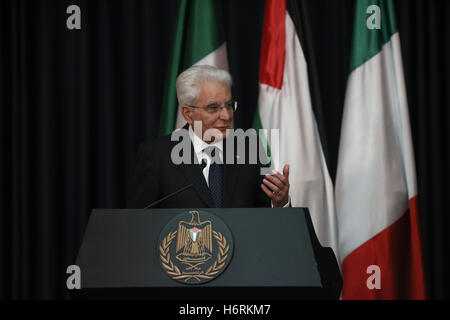 Bethlehem. 1. November 2016. Italienischen Präsidenten Sergio Mattarella spricht auf einer gemeinsamen Pressekonferenz mit Palästinenserpräsident Mahmoud Abbas (nicht im Bild zu sehen), in der West Bank Stadt Bethlehem am 1. November 2016. Bildnachweis: Pool/Fadi Aruri/Xinhua/Alamy Live-Nachrichten Stockfoto