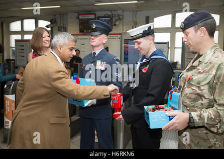 Leyton, UK. 1. November 2016. Bürgermeister von London, Sadiq Khan, kauft eine Mohnblume, wie er London Poppy Day in Leyton Kredit startet: Keith Larby/Alamy Live News Stockfoto