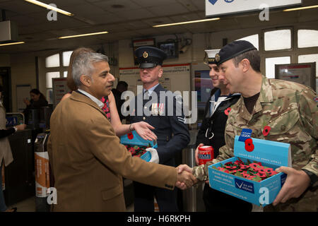 Leyton, UK. 1. November 2016. Bürgermeister von London, Sadiq Khan trifft Mitglieder der bewaffneten Kräfte, als er London Poppy Day in Leyton Kredit startet: Keith Larby/Alamy Live News Stockfoto