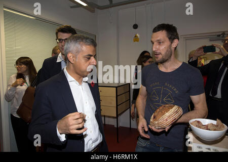 Walthamstow, UK. 1. November 2016. Der Bürgermeister von London, Sadiq Khan versucht rote Beete Brot wie traf er Geschäfte auf der neu renovierten zentrale Parade in Walthamstow, ist Teil der breiteren Regeneration im Stadtteil Teil-finanziert durch die City Hall Credit: Keith Larby/Alamy Live News Stockfoto