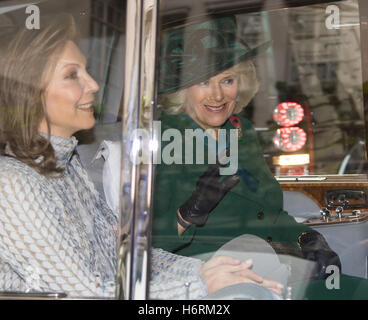 London, UK. 1. November 2016. Seine königliche Hoheit Charles The Prince Of Wales begleitet von Camilla Herzogin von Cornwall kommen im Rosewood Hotel in Holborn, London, Präsident von Kolumbien Juan Manuel Santos, begrüßen, der auf einem Staatsbesuch in Großbritannien und seine Frau Maria Clemencia Rodriguez de Santos ist vor der Reise mit ihnen in ihre zeremonielle Willkommen bei Horse Guargrds Parade von ihrer Majestät der Königin. Bild: Camilla, Duchess of Cornwall verlässt das Rosewood Hotel begleitet von Maria Clemencia Rodriguez de Santos, Frau des kolumbianischen Präsidenten. © Paul Davey/Alamy Live neu Stockfoto