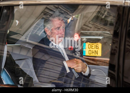 London, UK. 1. November 2016. Seine königliche Hoheit Charles The Prince Of Wales begleitet von Camilla Herzogin von Cornwall kommen im Rosewood Hotel in Holborn, London, Präsident von Kolumbien Juan Manuel Santos, begrüßen, der auf einem Staatsbesuch in Großbritannien und seine Frau Maria Clemencia Rodriguez de Santos ist vor der Reise mit ihnen in ihre zeremonielle Willkommen bei Horse Guargrds Parade von ihrer Majestät der Königin. Bild: Prinz Charles verlässt das Rosewood Hotel. Bildnachweis: Paul Davey/Alamy Live-Nachrichten Stockfoto