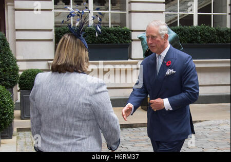 London, UK. 1. November 2016. Seine königliche Hoheit Charles The Prince Of Wales begleitet von Camilla Herzogin von Cornwall kommen im Rosewood Hotel in Holborn, London, Präsident von Kolumbien Juan Manuel Santos, begrüßen, der auf einem Staatsbesuch in Großbritannien und seine Frau Maria Clemencia Rodriguez de Santos ist vor der Reise mit ihnen in ihre zeremonielle Willkommen bei Horse Guargrds Parade von ihrer Majestät der Königin. Bild: Prinz Charles ist Rosewood Hotel willkommen. Bildnachweis: Paul Davey/Alamy Live-Nachrichten Stockfoto