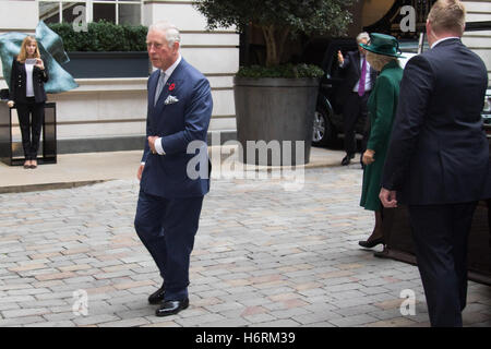 London, UK. 1. November 2016. Seine königliche Hoheit Charles The Prince Of Wales begleitet von Camilla Herzogin von Cornwall kommen im Rosewood Hotel in Holborn, London, Präsident von Kolumbien Juan Manuel Santos, begrüßen, der auf einem Staatsbesuch in Großbritannien und seine Frau Maria Clemencia Rodriguez de Santos ist vor der Reise mit ihnen in ihre zeremonielle Willkommen bei Horse Guargrds Parade von ihrer Majestät der Königin. Bild: Prinz Charles kommt im Rosewood Hotel. Bildnachweis: Paul Davey/Alamy Live-Nachrichten Stockfoto