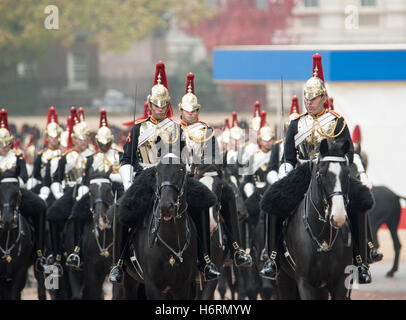 London, 1. November 2016, Haushalt Truppen zu eskortieren, die Königin und der Präsident der Columbia Credit: Ian Davidson/Alamy Live News Stockfoto