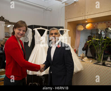 Walthamstow, UK. 1. November 2016. Der Bürgermeister von London, Sadiq Khan traf Paula Moore Pour l ' Amour auf der neu renovierten zentrale Parade in Walthamstow, ist Teil der breiteren Regeneration im Stadtteil Teil von Rathaus Kredit finanziert: Keith Larby/Alamy Live News Stockfoto