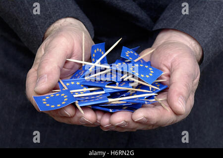 Berlin, Deutschland. 12. April 2016. ILLUSTRATION - Europäische Union Flaggen in zwei Händen liegen. Aufgenommen am 12.04.2016. Foto: S. Steinach - kein Draht-SERVICE - | weltweite Nutzung/Dpa/Alamy Live-Nachrichten Stockfoto