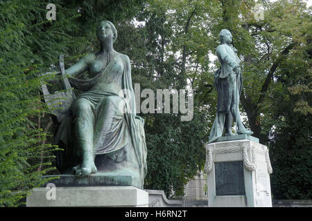 Das Goethe-Denkmal am Palais Universitaire in Straßburg in Frankreich. 21. August 2016 aufgenommen. Sowie eine Skulptur des Schriftstellers Johann Wolfgang von Goethe (r.), das Denkmal besteht aus einer Abbildung der Muse der Lyrik Euterpe (l.) Foto: S. Steinach - NO WIRE SERVICE - | weltweite Nutzung Stockfoto