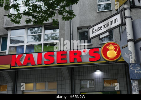 Berlin, Deutschland. 15. Juli 2016. Blick auf Außenwerbung einen Zweig der Kaiser am Kaiserdamm in Berlin-Charlottenburg. 15.07.2016 übernommen. Kaisers Tengelmann GmbH, mit Sitz in Mülheim an der Ruhr, Deutschland, ist eine deutsche Supermarktkette, zum der Tengelmann-Konzern gehören. Es hat mehr als 550 Filialen in ganz Deutschland. Foto: S. Steinach - keine WIRELESS-SERVICE - | weltweite Nutzung/Dpa/Alamy Live-Nachrichten Stockfoto