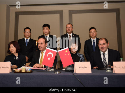 Istanbul. 1. November 2016. Foto aufgenommen am 1. November 2016 zeigt die Unterzeichnungszeremonie während der Gespräche der türkische und chinesische Unternehmen in Istanbul, Türkei statt. Türkische und chinesische Unternehmen am Dienstag hier geschäftliche Gespräche und 36 Angebote fast 300 Millionen US-Dollar unterzeichnet. © He Canling/Xinhua/Alamy Live-Nachrichten Stockfoto