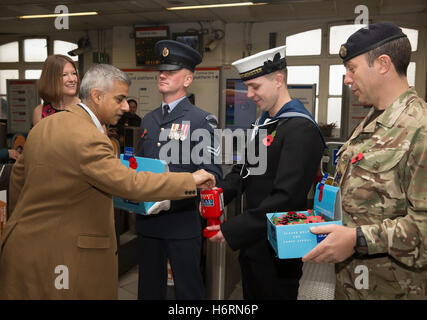 Leyton, UK. 1. November 2016. Bürgermeister von London, Sadiq Khan, kauft eine Mohnblume, wie er London Poppy Day in Leyton Kredit startet: Keith Larby/Alamy Live News Stockfoto