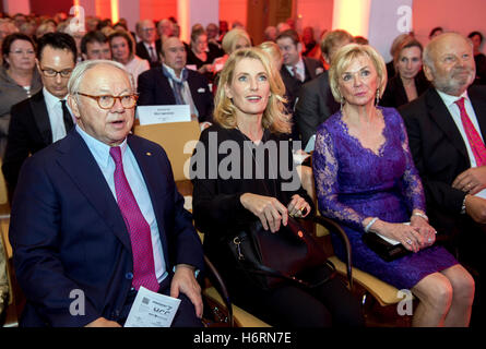 Hannover, Deutschland. 31. Oktober 2016. Verleger Hubert Burda (L-R), seine Frau Maria Furtwaengler, Mitglied des Aufsichtsrats der Bertelsmann Liz Mohn an Bord und der Präsident der Presseclub Hannover, Juergen Koester sitzen zusammen in Hannover, 31. Oktober 2016. Furtwängler erhielt den Leibniz-Ring an der Presseclub Hannover für ihre Arbeit gegen Kindesmissbrauch. Einige Tage vor der Zeremonie wurde das fertige Schmuckstück gestohlen. Foto: Hauke-Christian Dittrich/Dpa/Alamy Live News Stockfoto