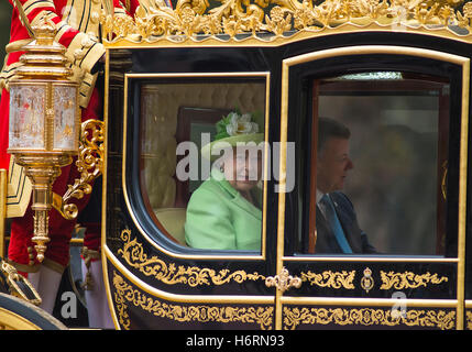 Die Mall, London, UK. 1. November 2016. Staatsbesuch des Columbias Präsident Juan Manuel Santos und seine Frau Maria Clemencia Rodriguez de Santos. Bildnachweis: Malcolm Park Leitartikel/Alamy Live-Nachrichten. Stockfoto