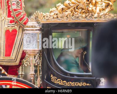 Die Mall, London, UK. 1. November 2016. Staatsbesuch des Columbias Präsident Juan Manuel Santos und seine Frau Maria Clemencia Rodriguez de Santos. Bildnachweis: Malcolm Park Leitartikel/Alamy Live-Nachrichten. Stockfoto