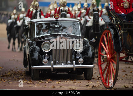 Die Mall, London, UK. 1. November 2016. Staatsbesuch des Columbias Präsident Juan Manuel Santos und seine Frau Maria Clemencia Rodriguez de Santos. Bildnachweis: Malcolm Park Leitartikel/Alamy Live-Nachrichten. Stockfoto