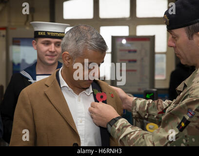 Leyton, UK. 1. November 2016. Bürgermeister von London, Sadiq Khan, wurde mit einem Mohn präsentiert, wie er London Poppy Day in Leyton Kredit startet: Keith Larby/Alamy Live News Stockfoto