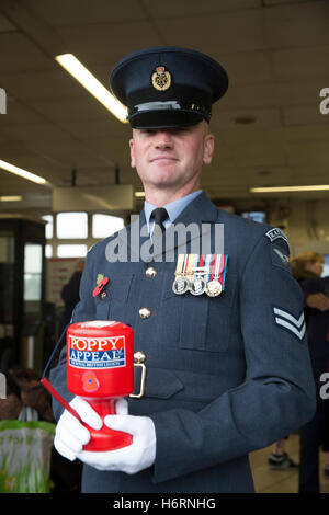 Leyton, UK. 1. November 2016. RAF-Cpl Sean Povey, RAF Halton besucht die Einführung von London Poppy Day in Leytons Stockfoto