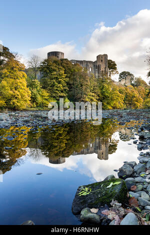 Barnard Castle, Teesdale, County Durham UK.  Dienstag, 1. November 2016, UK Wetter.  Herbstliche Bäume und die mittelalterlichen Ruinen der Barnard Castle spiegelt sich in den Fluss Tees am Nachmittag.  Bildnachweis: David Forster/Alamy Live-Nachrichten Stockfoto