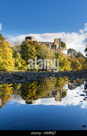 Barnard Castle, Teesdale, County Durham UK.  Dienstag, 1. November 2016, UK Wetter.  Herbstliche Bäume und die mittelalterlichen Ruinen der Barnard Castle spiegelt sich in den Fluss Tees am Nachmittag.  Bildnachweis: David Forster/Alamy Live-Nachrichten Stockfoto