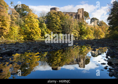 Barnard Castle, Teesdale, County Durham UK.  Dienstag, 1. November 2016, UK Wetter.  Herbstliche Bäume und die mittelalterlichen Ruinen der Barnard Castle spiegelt sich in den Fluss Tees am Nachmittag.  Bildnachweis: David Forster/Alamy Live-Nachrichten Stockfoto