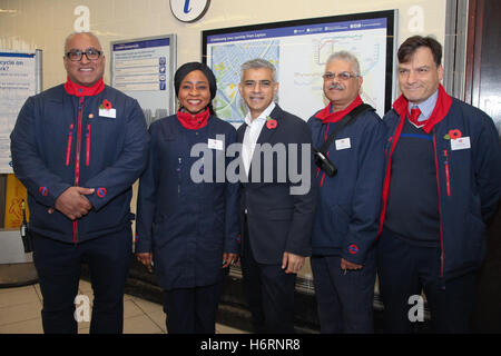 Leyton u-Bahnstation, London, UK. 1. November 2016. Der Bürgermeister von London Sadiq Khan trifft Personal von den britischen Streitkräften Mohn Leyton u-Bahnstation zu helfen, Bewusstsein für The Royal BritishLegion London Poppy Day zu verkaufen. Bildnachweis: Dinendra Haria/Alamy Live-Nachrichten Stockfoto