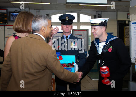 Leyton u-Bahnstation, London, UK. 1. November 2016. Der Bürgermeister von London Sadiq Khan trifft Personal von den britischen Streitkräften Mohn Leyton u-Bahnstation zu helfen, Bewusstsein für The Royal British Legion London Poppy Day zu verkaufen. Bildnachweis: Dinendra Haria/Alamy Live-Nachrichten Stockfoto