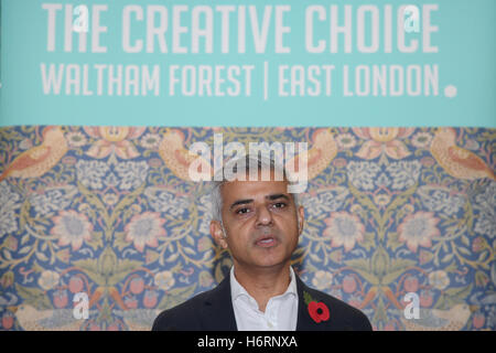 Walthamstow. London, UK 1. November 2016 - Sadiq Khan richtet sich an die Unternehmer und geladene Gäste. Der Bürgermeister von London, Sadiq Khan trifft Geschäfte auf der neu renovierten Zentrum-Parade in Walthamstow, Teil der breiteren Regeneration im Bezirk Teil von Rathaus finanziert. Bildnachweis: Dinendra Haria/Alamy Live-Nachrichten Stockfoto