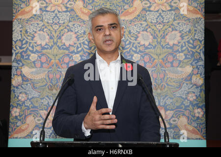 Walthamstow. London, UK 1. November 2016 - Sadiq Khan richtet sich an die Unternehmer und geladene Gäste. Der Bürgermeister von London, Sadiq Khan trifft Geschäfte auf der neu renovierten Zentrum-Parade in Walthamstow, Teil der breiteren Regeneration im Bezirk Teil von Rathaus finanziert. Bildnachweis: Dinendra Haria/Alamy Live-Nachrichten Stockfoto