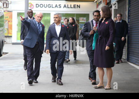 Walthamstow. London, UK trifft 1. November 2016 - The Mayor of London, Sadiq Khan Geschäfte auf der neu renovierten Zentrum-Parade in Walthamstow, Teil der breiteren Regeneration im Bezirk Teil von Rathaus finanziert. Bildnachweis: Dinendra Haria/Alamy Live-Nachrichten Stockfoto