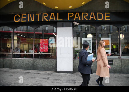 Walthamstow. London, UK trifft 1. November 2016 - The Mayor of London, Sadiq Khan Geschäfte auf der neu renovierten Zentrum-Parade in Walthamstow, Teil der breiteren Regeneration im Bezirk Teil von Rathaus finanziert. Bildnachweis: Dinendra Haria/Alamy Live-Nachrichten Stockfoto