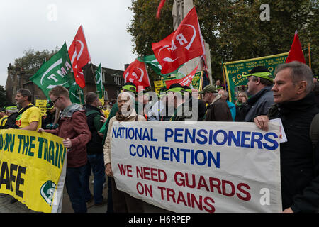 London, UK. 1. November 2016. Die National Union of Rail, Maritime und Transport Workers (RMT) veranstalteten Demonstration vor dem Parlament gegen Southern Rail Pläne für die Fahrer nur Betrieb Züge und Southern Rail Dirigenten in der Auseinandersetzung über Änderungen an die Rolle der Bahn Wachen zu unterstützen. Die Vertreter der Gewerkschaften gemeinsam mit Organisationen der Rentner und Behinderte argumentiert, dass die Abschaffung der Zugbegleiter Fahrgastsicherheit negativ beeinflussen wird. Wiktor Szymanowicz/Alamy Live-Nachrichten Stockfoto