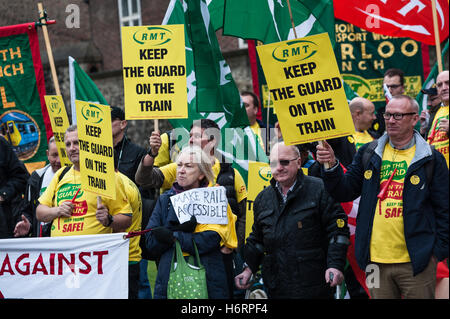 London, UK. 1. November 2016. Die National Union of Rail, Maritime und Transport Workers (RMT) veranstalteten Demonstration vor dem Parlament gegen Southern Rail Pläne für die Fahrer nur Betrieb Züge und Southern Rail Dirigenten in der Auseinandersetzung über Änderungen an die Rolle der Bahn Wachen zu unterstützen. Die Vertreter der Gewerkschaften gemeinsam mit Organisationen der Rentner und Behinderte argumentiert, dass die Abschaffung der Zugbegleiter Fahrgastsicherheit negativ beeinflussen wird. Wiktor Szymanowicz/Alamy Live-Nachrichten Stockfoto