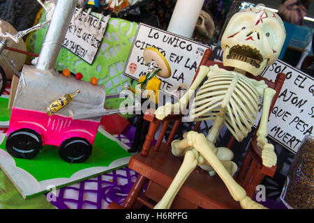 Mexiko-Stadt, Mexiko-Stadt, MX. 1. November 2016. Schädel und Altäre mit Ofrendas sind über die ganze Stadt gelegt worden. Der Altar ist eines der einzigartigsten Möglichkeiten, den, die Tag der Toten gefeiert wird. Ein Altar zu Ehren des verstorbenen erfolgt und kann angezeigt werden, auf einer Grabstätte, Park oder zu Hause. Angebote von Nahrungsmitteln, Getränken und Besitztümer werden angezeigt. Die Ofrenda und die Altäre werden verwendet, um die Geister der Vorfahren in die Heimat begrüßen zu dürfen. Bildnachweis: Joel Alvarez/ZUMA Draht/Alamy Live-Nachrichten Stockfoto
